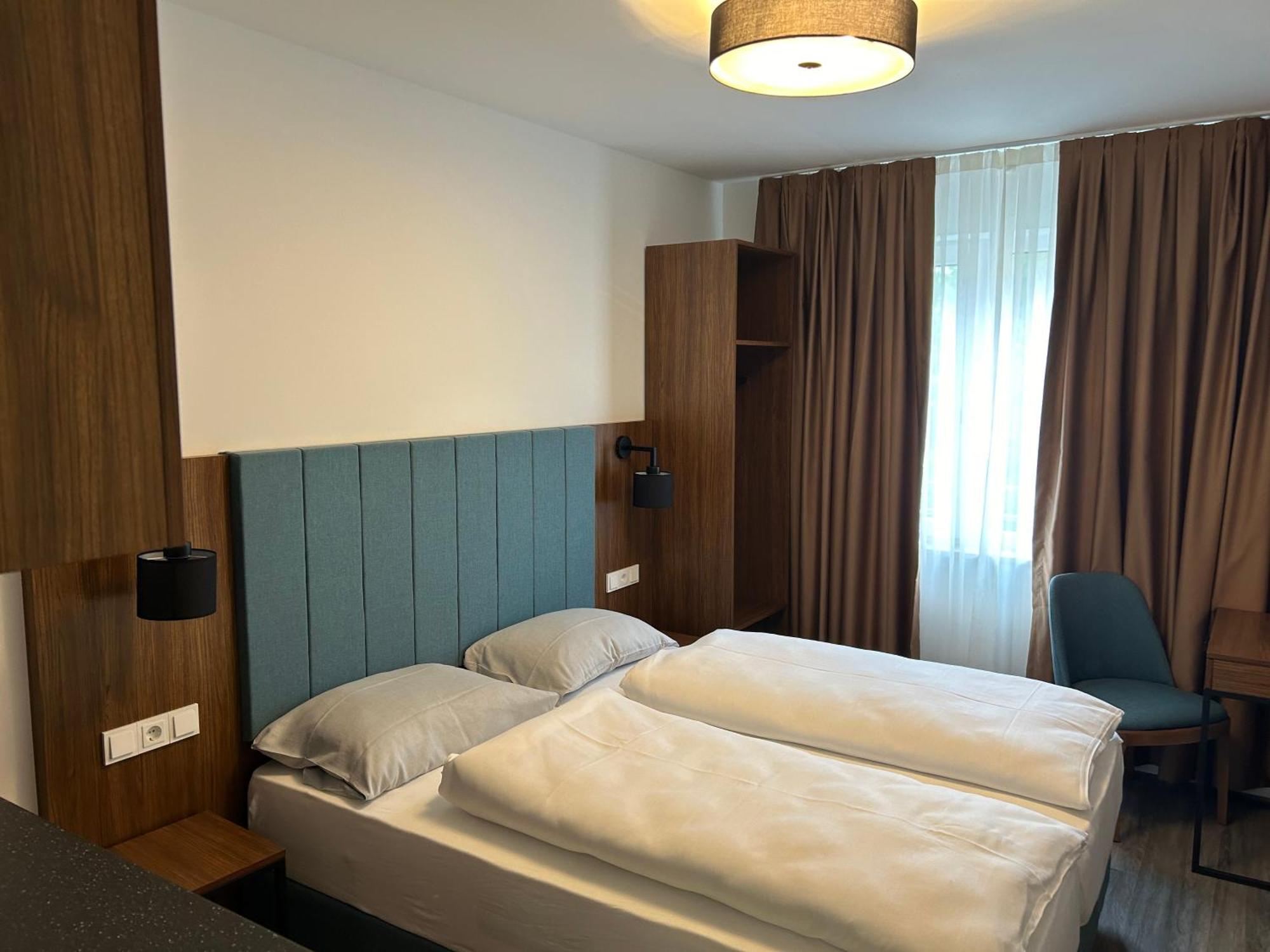 Munique Hotel Muenchen อุนเทอร์ชไลสส์ไฮม์ ภายนอก รูปภาพ
