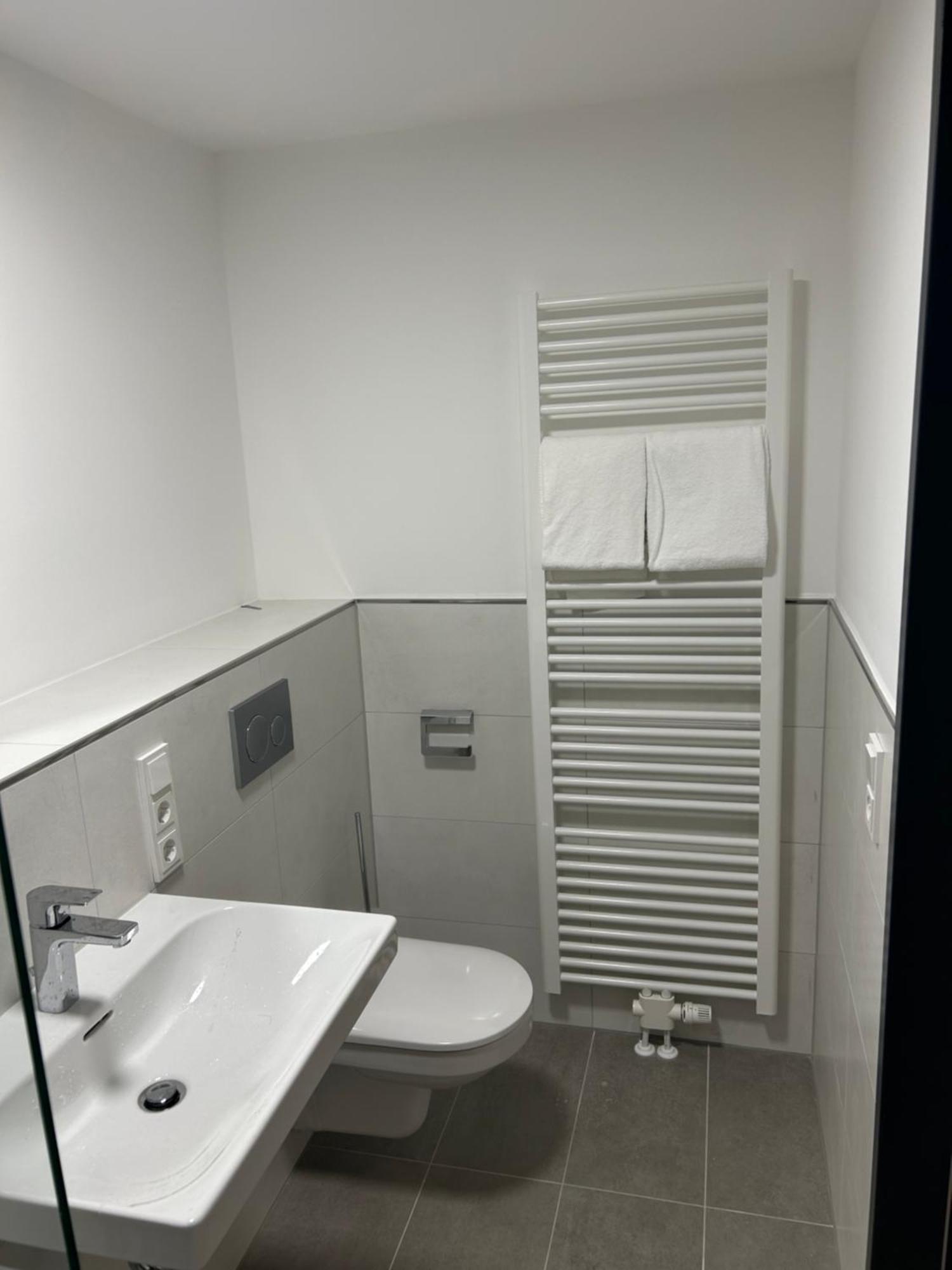 Munique Hotel Muenchen อุนเทอร์ชไลสส์ไฮม์ ภายนอก รูปภาพ